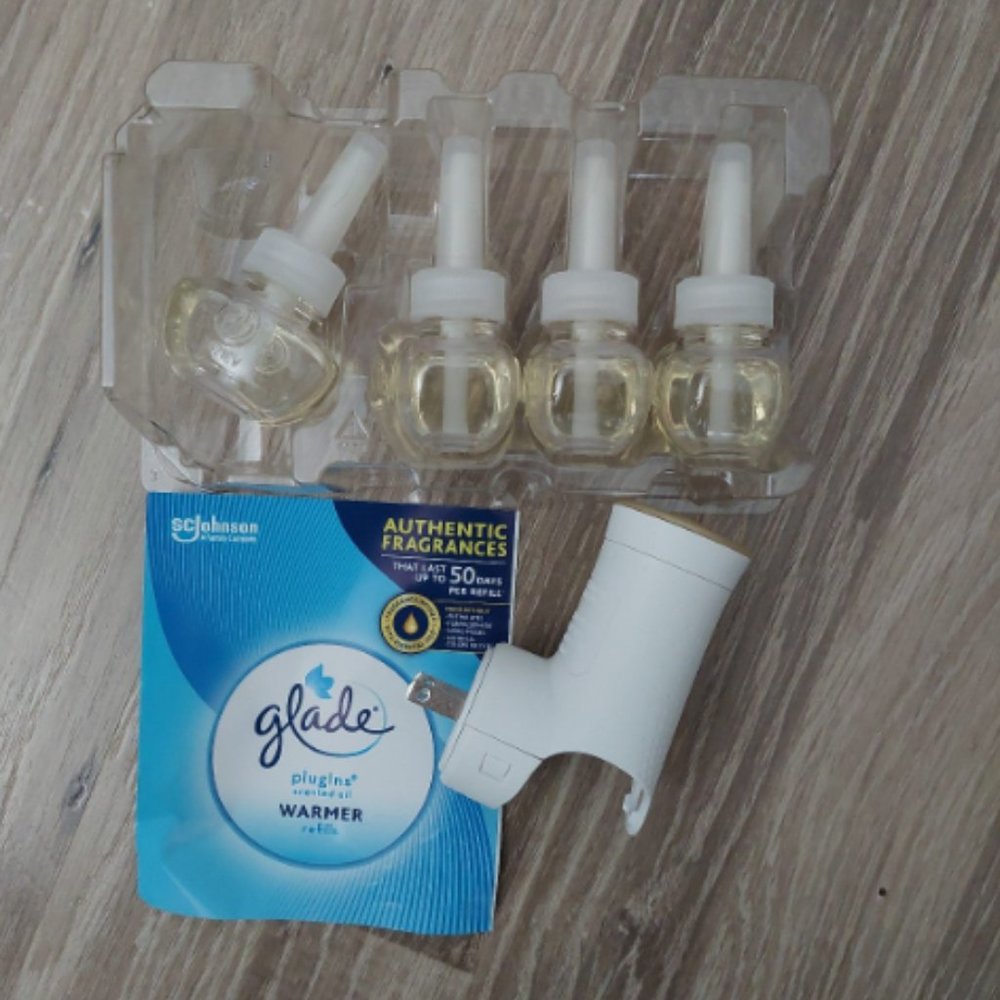 Glade Plug In Warmer with scented oil refills Four Cashmere Woods